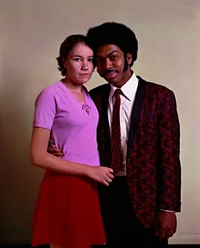 Evelyn Hofer, "Man with Brocade Jacket and Bride with Pink Blouse", New York, 1974 © Evelyn Hofer, Courtesy Galerie m, Bochum und Estate of Evelyn Hofer Evelyn Hofer, "Man with Brocade Jacket and Bride with Pink Blouse", New York, 1974 © Evelyn Hofer, Courtesy Galerie m, Bochum und Estate of Evelyn Hofer