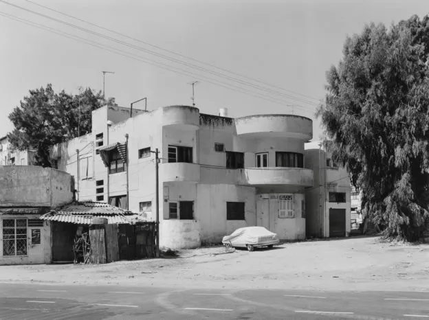 Irmel Kamp, ‚Tel Aviv / House Paltsev (G. Sapoznikov [Sapani], 1935-36) Chazanovitch Street‘, 1989 © Irmel Kamp, Courtesy Galerie Thomas Fischer, Berlin