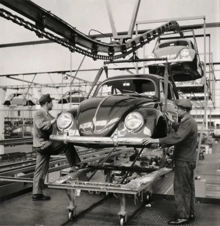 Peter Keetman, Ende Karosseriemontage in Halle 3, Silbergelatine auf Barytpapier, 30,9 x 22,2 cm, Dauerleihgabe der Volkswagen Financial Services AG, Braunschweig © Peter Keetman Archiv / Stiftung F.C. Gundlach