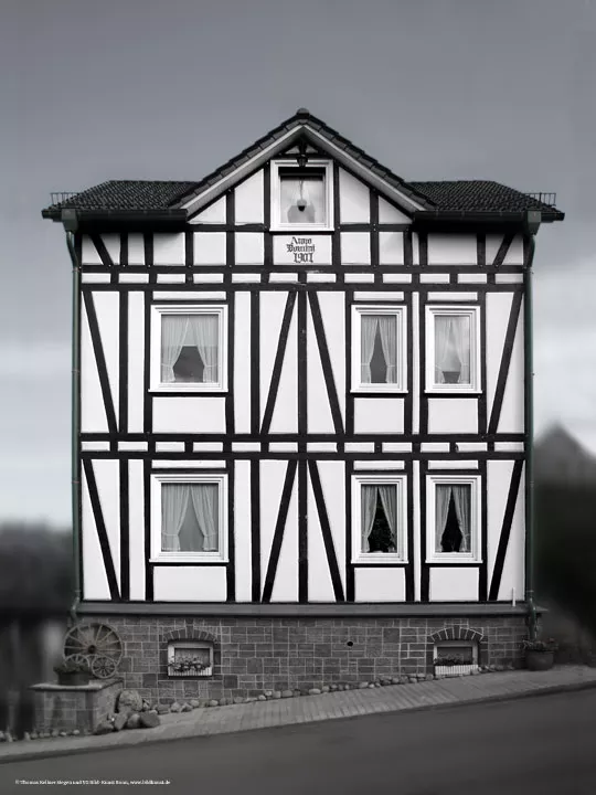 © Thomas Kellner Siegen und VG Bild-Kunst Bonn: Stollenweg 2, aus der Serie: Fachwerkhäuser des Siegener Industriegebietes heute, von Thomas Kellner, 2022, Epson on Hahnemühle photorag, 30 x 40 cm / 12" x 16", 3+1 und 18 x 24 cm / 7" x 9", 30+3 © Thomas Kellner Siegen und VG Bild-Kunst Bonn: Stollenweg aus der Serie: Fachwerkhäuser des Siegener Industriegebietes heute