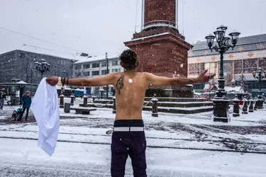 SCHNEEMANN: EIN MANN MIT NACKTEM OBERKÖRPER POSIERT IM SCHNEE AM LUISENPLATZ IN DARMSTADT