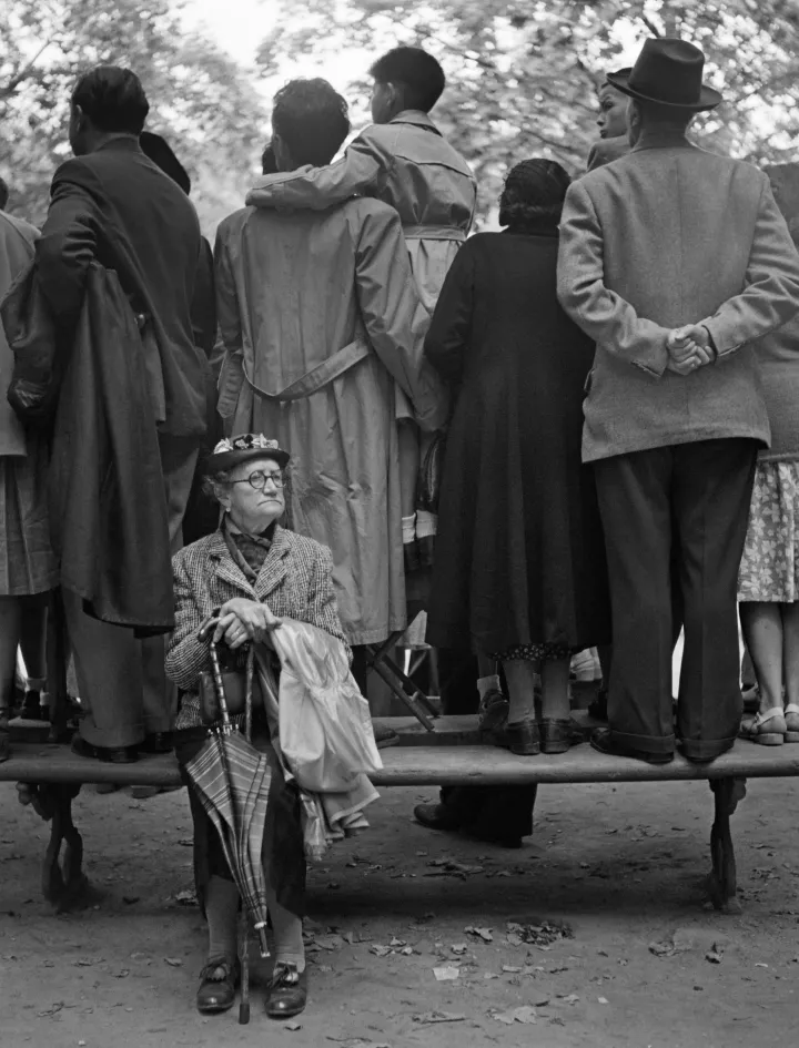 Max Scheler: Nase voll von Militärparaden, Champs-Elysées, Paris, 14.7.1952 © Max Scheler Estate