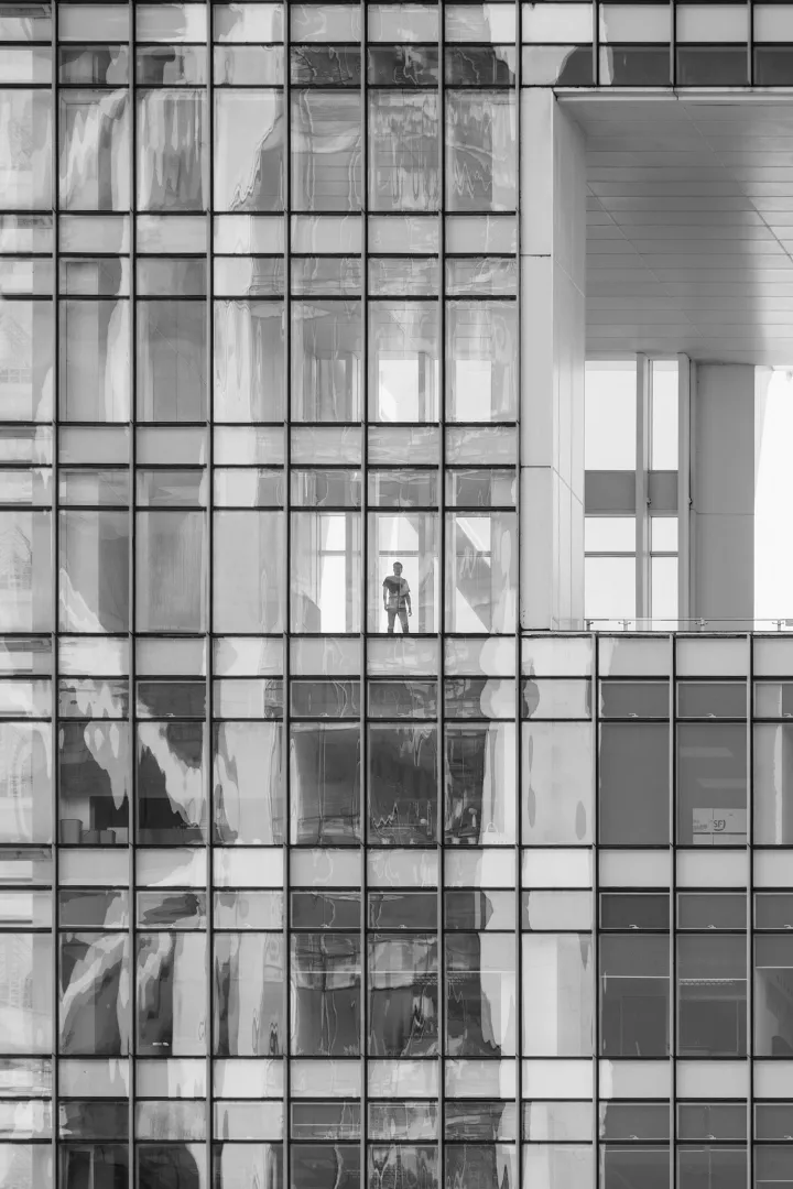 MÅRTEN LANGE Man in window (Guangzhou), 2019 Archival pigment print 70 x 105 cm (also available in 35 x 52.5 cm) Edition of 3 + 2AP (Edition of 5 + 2AP) © Mårten Lange, Courtesy ROBERT MORAT GALERIE