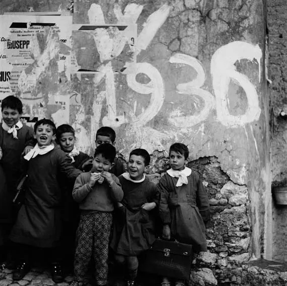 School Boys, Italy, 1956 © Bill Perlmutter

