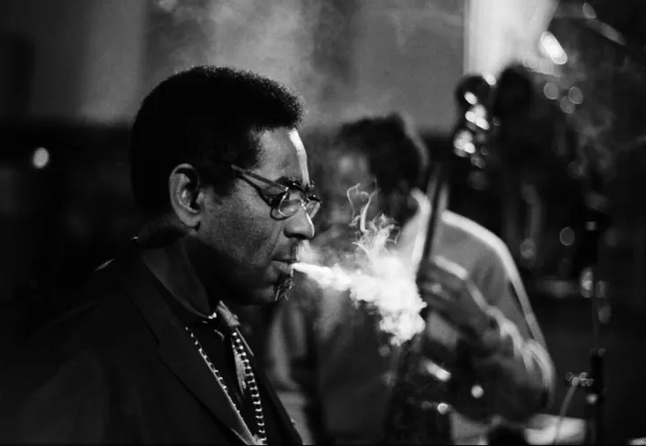 Axel Benzmann: Dizzy Gillespie, Berliner Philharmonie, Berliner Jazztage, 1971, aus der Serie Berliner Jazztage, Schwarz-Weiß Fotografie, Barytpapier © Axel Benzmann, Axel Benzmann Archiv