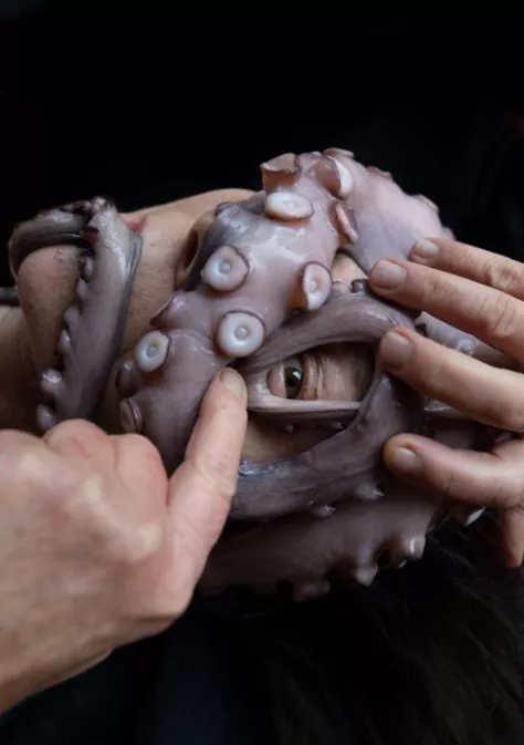 Katarzyna Kozyra: Feast (Octopus Eye), 2021, Archival pigment print, 75 x 50 cm © Katarzyna Kozyra, Foto: Magdalena Typiak Katarzyna Kozyra: Feast (Octopus Eye), 2021, Archival pigment print, 75 x 50 cm © Katarzyna Kozyra, Foto: Magdalena Typiak