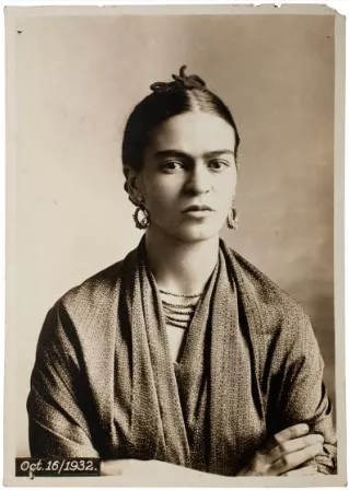 Frida Kahlo, fotografiert von Guillermo Kahlo, 1932 Frida Kahlo & Diego Rivera Archives, Bank of Mexico, Treuhänder im Diego Rivera and Frida Kahlo Museum Trust