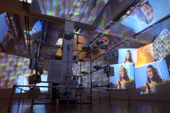 Keyvisual "Nam June Paik: i Expose the Music" / Nam June Paik, Sistine Chapel, 1993/2019 Installation view at SFMOMA © Nam June Paik Estate Photo: Jon Huffman / Grafik: TenTen Team