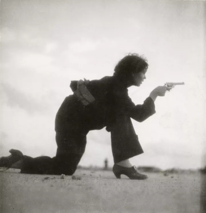 Republikeinse militievrouw traint op het strand buiten Barcelona, Spanje, augustus 1936 © Gerda Taro / International Center of Photography New York