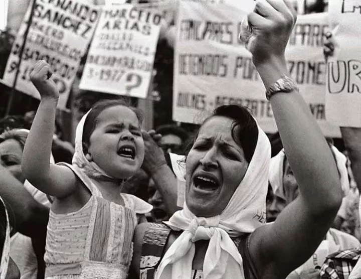 © Adriana Lestido Madre e hija de Plaza de Mayo 1982