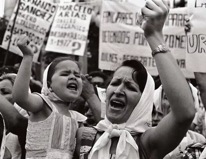 © Adriana Lestido Madre e hija de Plaza de Mayo 1982 © Adriana Lestido Madre e hija de Plaza de Mayo 1982