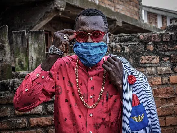 Bukavu, DRC, May 2020. Anglebert Maurice Kakuja, 29, a Sapeur, or Congolese dandy, shows off his fashion sense while wearing a homemade mask in the eastern Congolese city of Bukavu this week. © Raissa Karama Rwizibuka for Fondation Carmignac