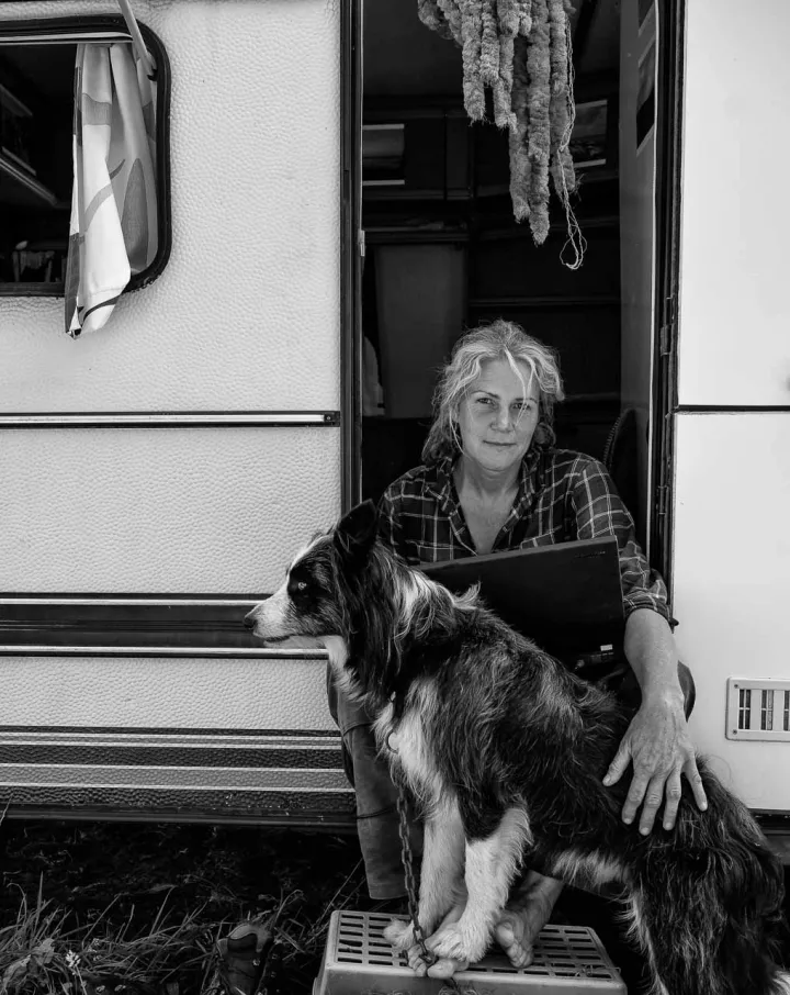 Die Wanderschäferin Uta Wree in ihrem Wohnwagen auf Sylt mit Hütehund Taff.