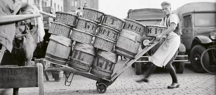 Fide Struck, Deichtormarkt, Transportarbeiter mit Karre, beladen mit Körben und Fässern, um 1932 © bpk Bildagentur – Fide Struck (Slg. Thomas Struck)