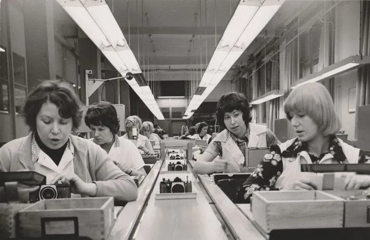 Kameramontage am Band im Kombinat VEB Pentacon, um 1970, © Museen der Stadt Dresden – Stadtmuseum Dresden, SMD__Ph_2003_05054