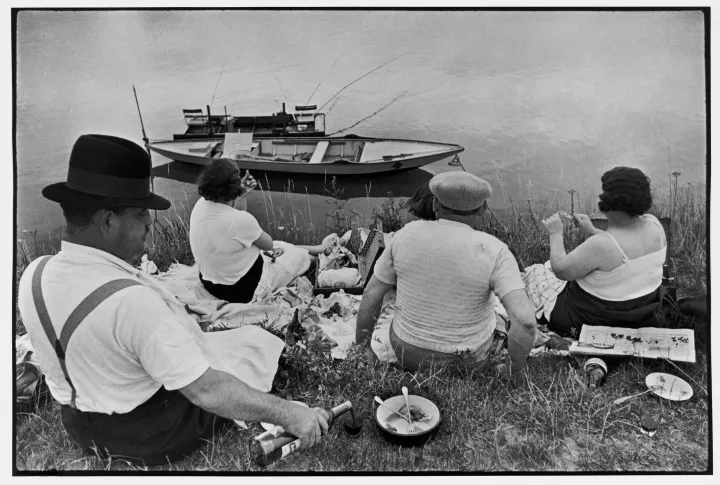 Henri Cartier-Bresson: Erster bezahlter Urlaub, Ufer der Seine bei Juvisy-sur-Orge, Frankreich, 1938, © 2024 Fondation Henri Cartier-Bresson / Magnum Photos 