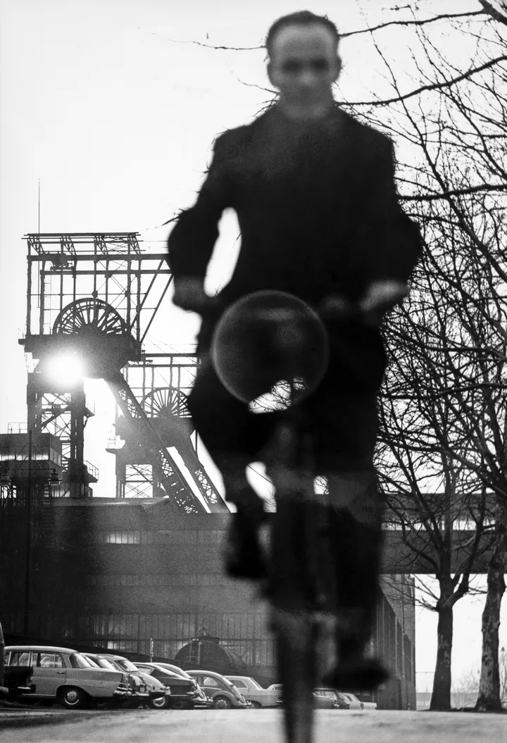 Radfahrer in der Morgensonne, Zeche Graf Moltke, Gladbeck, 1969.