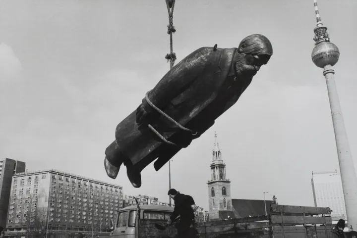 Sibylle Bergemann, Marx-Engels-Denkmal (Berlin-Mitte), Aufstellen der Friedrich-Engels-Skulptur, Februar 1986, Ost-Berlin, aus der Serie „Das Denkmal“, DDR, 1975-1986 © Estate Sibylle Bergemann/OSTKREUZ