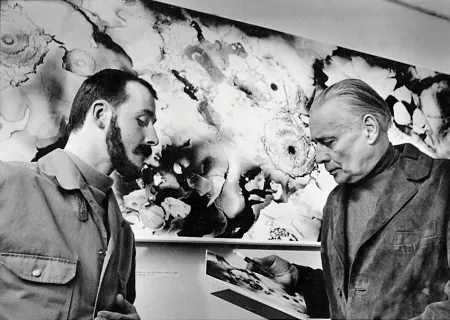 Gottfried Jäger und Heinz Hajek-Halke in seiner Ausstellung „Lichtgrafik“. Werkkunstschule Bielefeld, Fotoatelier, April 1965. Pressefoto: Ed. Heitmann, Westfalen-Blatt