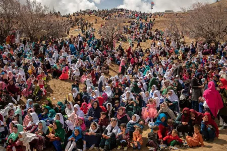Hunderte von Frauen in ihren besten Kleidern und mit Make-up bei der Nowruz-Feier im Dorf Nalij im Bezirk Miramor in Daikundi, 21. März 2021. Nach der Machtübernahme der Taliban wurden die Nouruz-Feierlichkeiten im ganzen Land abgesagt © Kiana Hayeri
