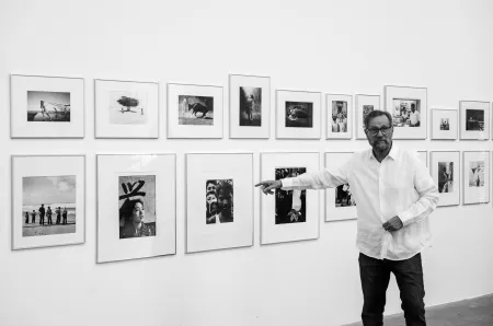 Michael Horbach bei der Führung durch die Ausstellung "100 Augenblicke", Foto: Philipp Bösel