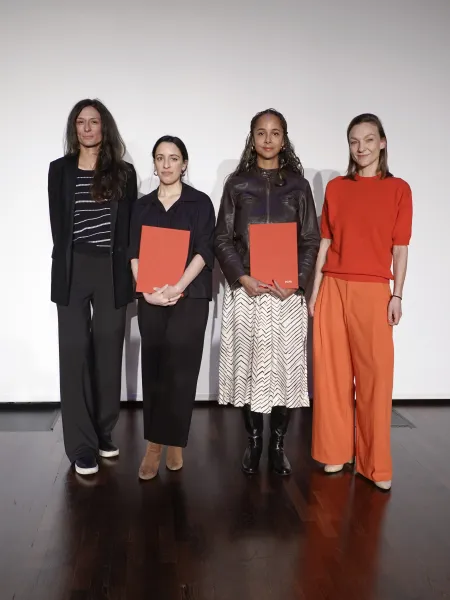 Verleihung der Preise Thinking Photography und Writing Photography im Goethe-Institut Paris am 14.11.2025 v.l.n.r.: Nela Eggenberger, Esther Gabrielle Kersley, Dr. Dzifa Peters, Lucia Halder © Eva Bodemer