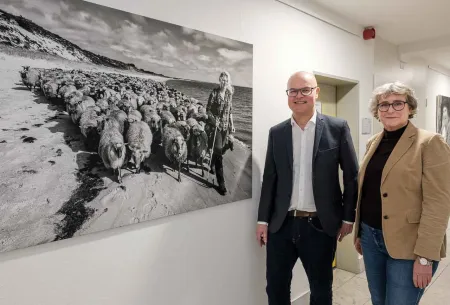 Umweltminister Tobias Goldschmidt und Staatssekretärin Katja Günther in der neuen Galerie mit 16 Werken von Holger Rüdel. Diese Arbeiten entstanden im Auftrag der Sparkassenstiftung Schleswig-Holstein. © Holger Rüdel