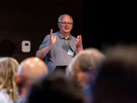 Henning Arndt, Vorsitzender der Sektion Wissenschaft, Medizin und Technik begrüßt Vortragende und Teilnehmende bei der Jahrestagung 2026 © Wolfram Kastl