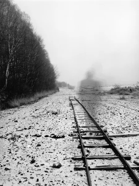 Der Weg, Langzeitbelichtung, Barytpapier, 1995 Fotografische Langzeitbelichtung in einem ehemaligen Zwangsarbeiterlager für den Torfabbau in der Lüneburger Heide © Ditmar Schädel