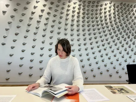 Jury-Sitzung für Hannover Shots in der Sparkassenstiftung Hannover. Das Kunstwerk im Hintergrund heißt Hard Rain von Eberhard Eckerle (nicht VG Bild-Kunst). © Roman Bezjak.