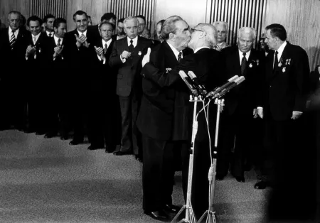 Der Bruderkuss, 1979 © Barbara Klemm