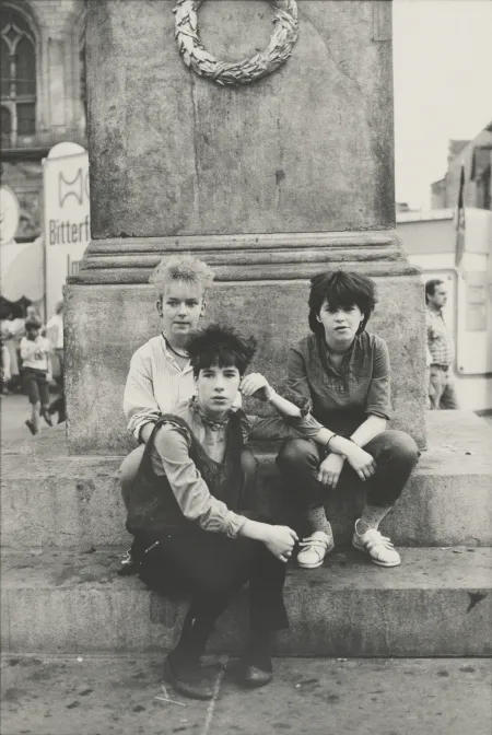 Helga Paris: aus der Serie: Häuser und Gesichter. Halle 1983–85, Silbergelatine/Vintage Print, Kulturstiftung Sachsen-Anhalt, Kunstmuseum Moritzburg Halle (Saale), Repro: Kulturstiftung Sachsen-Anhalt © Nachlass/Estate Helga Paris