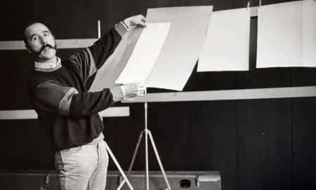 Porträt Gottfried Jäger 1985 © Lothar Kräussl, Gottfried Jäger präsentiert seine Fotopapierarbeiten - bei einer („Wäscheleine“ genannten) Präsentation der Deutschen Fotografischen Akademie (DFA) am 4. April 2004.