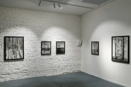 Im Ausstellungsraum, sw: Ausstellungsansicht im Showroom von Simone Klein mit der Künstlerin Loredana Nemes, Graubaum und Himmelmeer