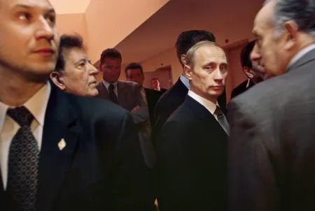 Wladimir Putin in der Russischen Akademie der Wissenschaften, umgeben von Wissenschaftlern und Leibwächtern. St. Petersburg, Russland 2001 © Gerd Ludwig