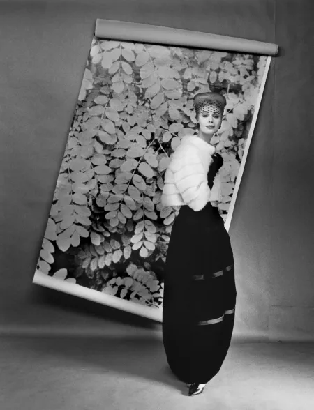 F.C. Gundlach, Uli Richter, Abendkleid im Directoire-Stil vor Backdrop, Berlin (West), 1958 © F.C. Gundlach / Stiftung F.C. Gundlach 
