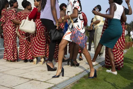 „Tropes of Polarity: Visual Representation and Afrodiasporic Identities“. Zwei Generationen feiern gemeinsam bei einer traditionellen kongolesischen Hochzeit in Marne la Valée, Ile de France. Carolina Arantes, aus dem Projekt First Generation (2013-heute), digitale Fotografie, © Carolina Arantes 