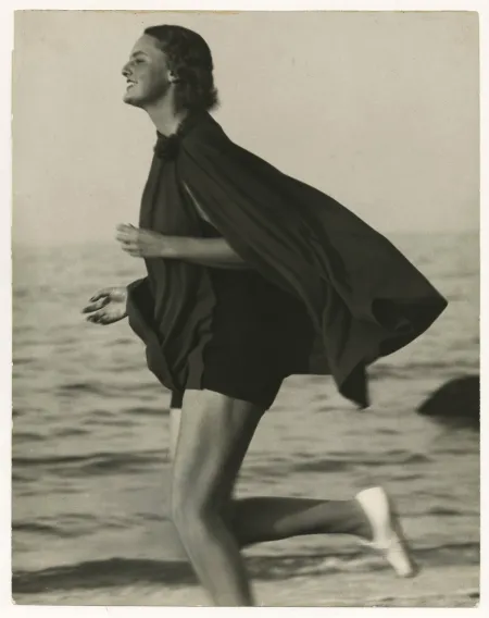 Martin Munkácsi, „Lucile Brokaw, Harper’s Bazaar“, Dezember 1933. Courtesy Howard Greenberg Galerie