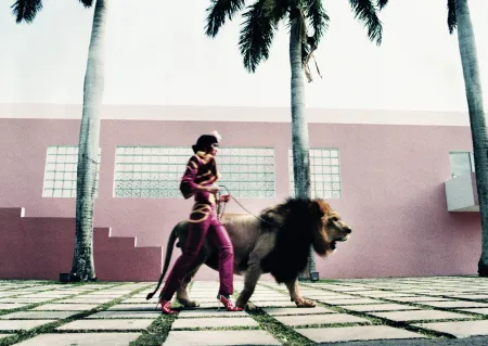 Fearless Lola walking the Lion King, Miami 1999 © Esther Haase