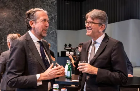 Seit 2025 lebt und arbeitet Thomas Gerwers in Berlin (hier mit Kulturstaatsminister Wolfram Weimer). Foto: Marco Urban