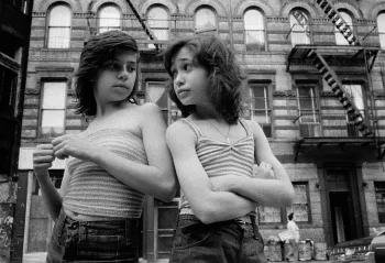 Dee nd Lisa i Mott Street, Little Italy, New York City, 1976 @ Susan Meiselas / Magnum Photos
