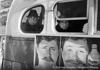 Thomas Hoepker, Fahrgäste und Werbung auf einem Bus. New York City 1963 © Thomas Hoepker/Magnum Photos