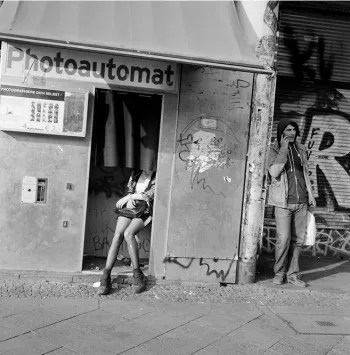 Akinbode Akinbiyi, Kreuzberg, Berlin, 2016, Aus der Serie: „Photography, Tobacco, Sweets, Condoms, and other Configurations“, seit den 1970er Jahren, © Akinbode Akinbiyi
