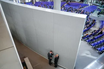 Bestes Foto, Kay Nietfeld Christian Lindner (FDP), Bundesminister der Finanzen, und Bundeskanzler Olaf Scholz (r, SPD) unterhalten sich nach der Regierungserklärung von Kanzler Scholz hinter dem Plenum.