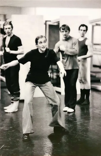 Backstage, Titelbild des gleichnamigen Buches. Pina Bausch mit Gruppe im Probensaal © Karl-Heinz Steckelings