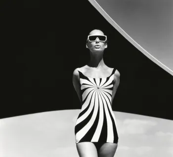 F.C. Gundlach, Op Art-Badeanzug, Brigitte Bauer, Sinz Bademoden, Vouliagmeni, 1966 © F.C. Gundlach / Stiftung F.C. Gundlach 