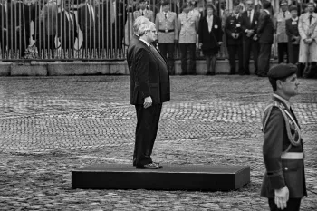 Regina Schmeken, Exponat aus „Die neue Mitte“, Fotografien 1989 – 2000, John Major und Helmut Kohl bei der Verabschiedung der Alliierte Streitkräfte im Hof des Schlosses Charlottenburg, Berlin 1994, 60x90 cm