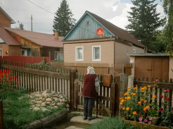 © Aliona Kardash, Die Großmutter steht vor dem Haus der Eltern, 2023_300 dpi