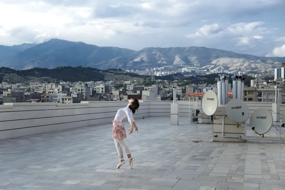 Manchmal tanzt Yasamin (22) auf dem Dach ihres Hauses, 2019, © Shirin Abedi