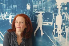Künstlerin Katja Liebmann vor einem ihrer Werke.